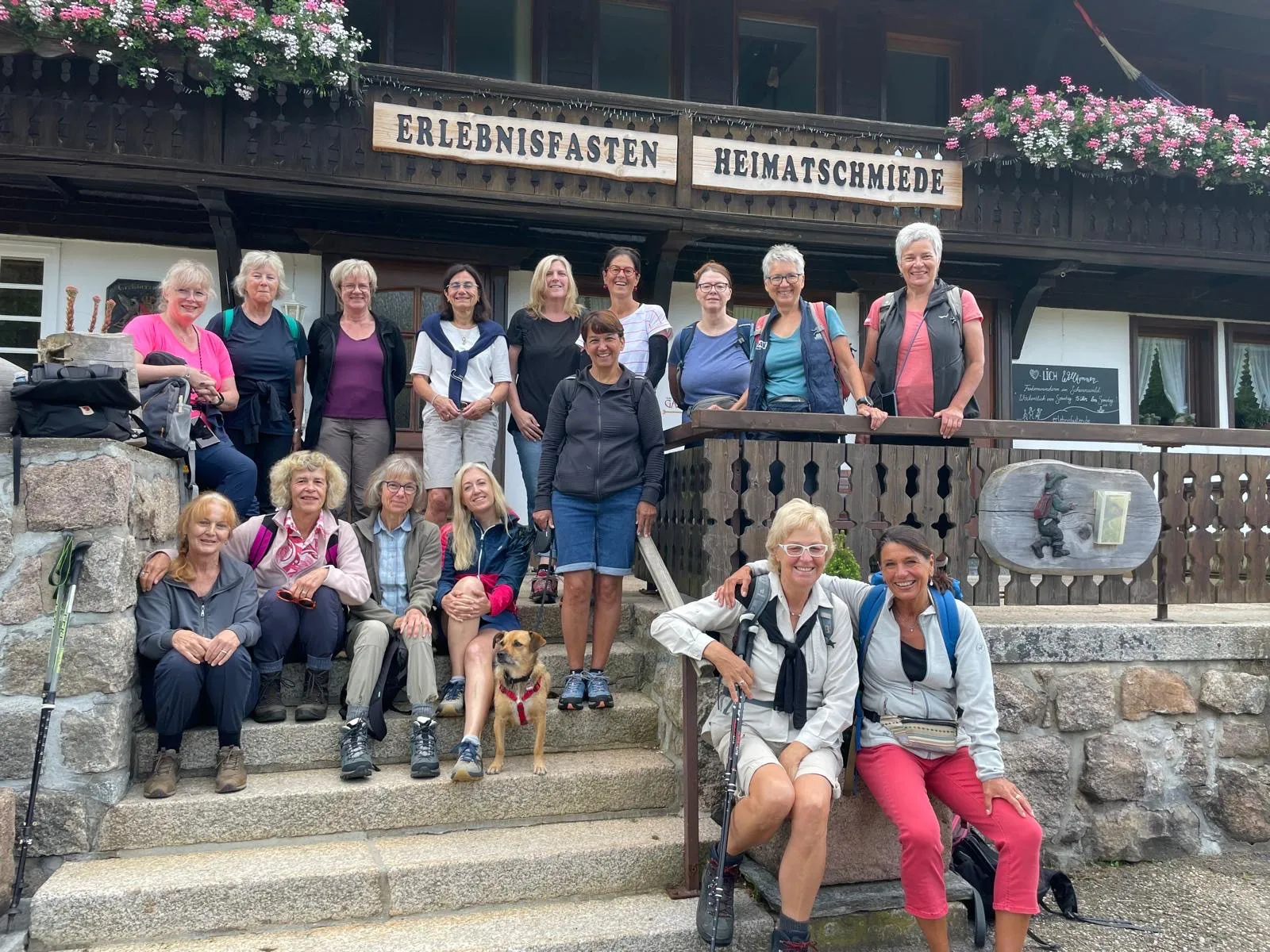 Fastengruppe auf der Treppe vor der Heimatschmiede