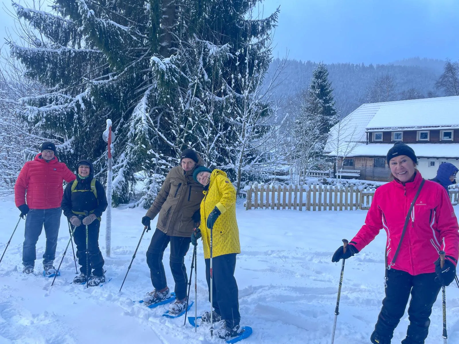 Gäste mit Schneeschuhen im Winter vor der Heimatschmiede