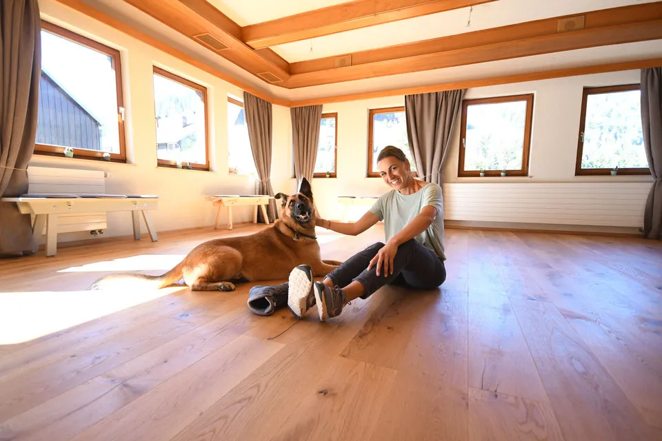 Nicole mit ihrem Hund im Seminarraum der Heimatschmiede