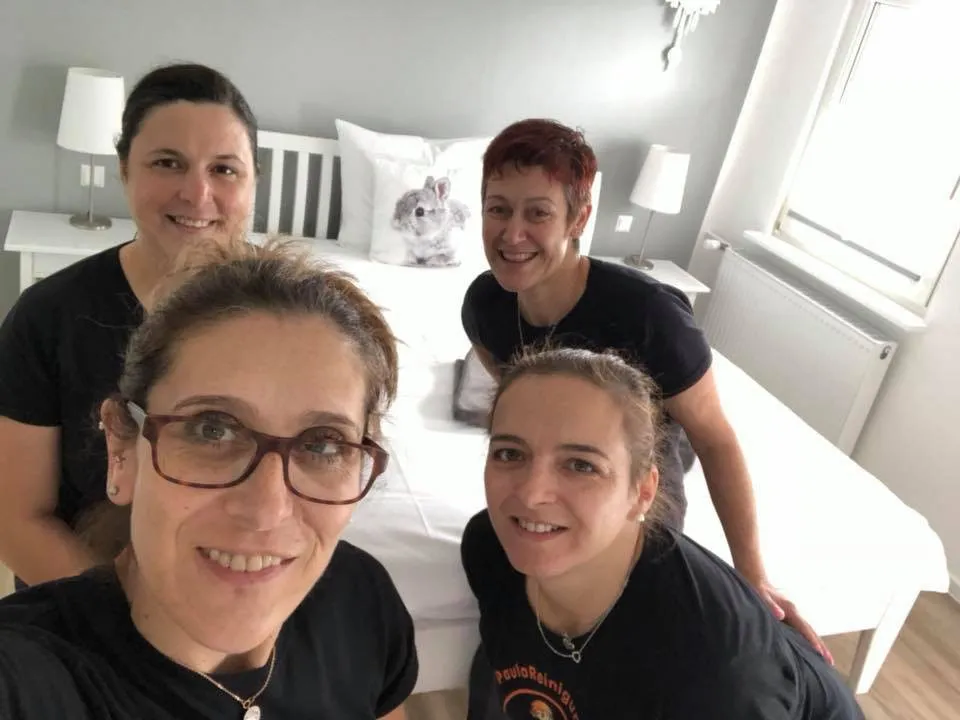 Paula und ihr Team machen gemeinsam ein Selfie in einem Gästezimmer