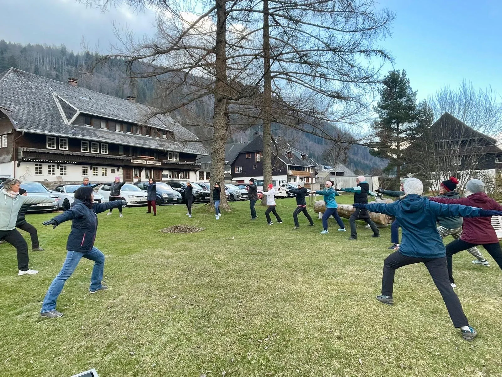 Gäste bei der Bewegungseinheit am Morgen auf der Wiese vor der Heimatschmiede