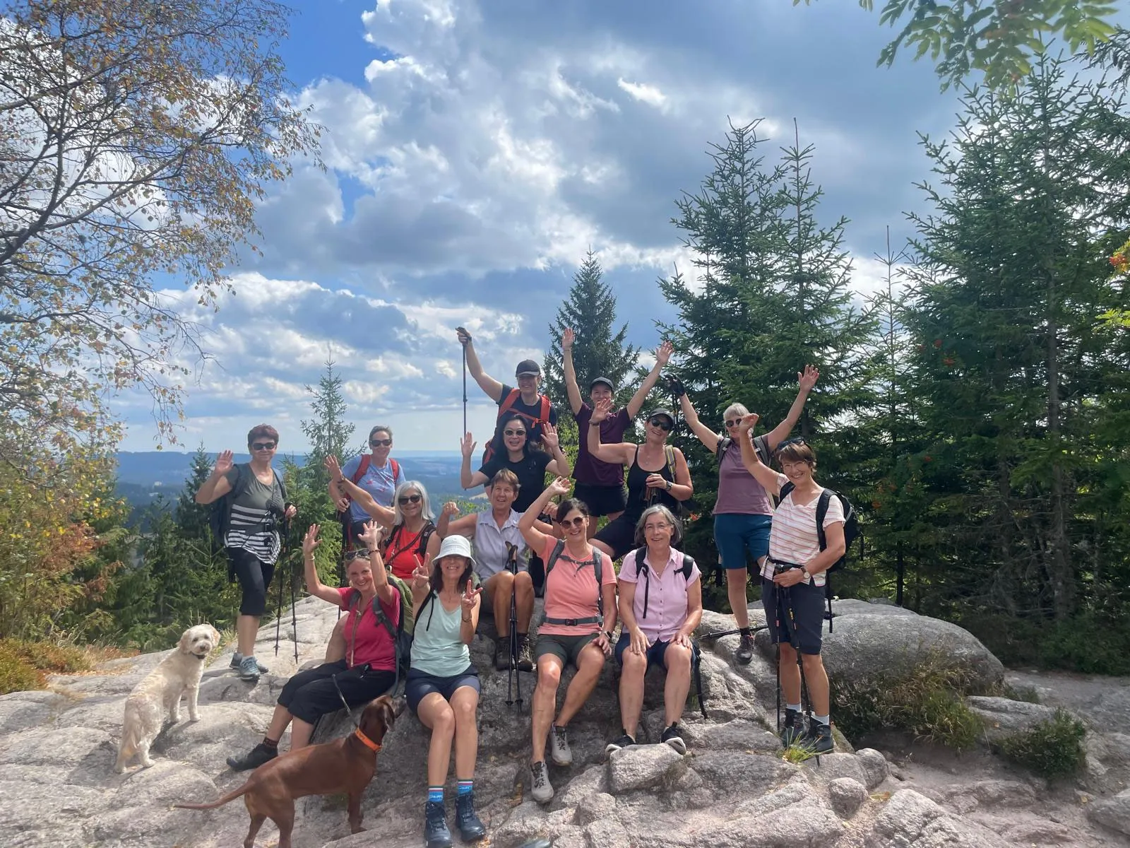 Wandergruppe auf einem Höhenweg im Hochschwarzwald